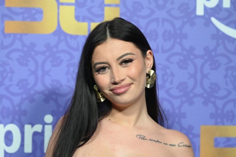 Reality-Star Gabriela „Gabby“ Alves Rodrigues lächelt bei der Premiere von The 50 in Köln