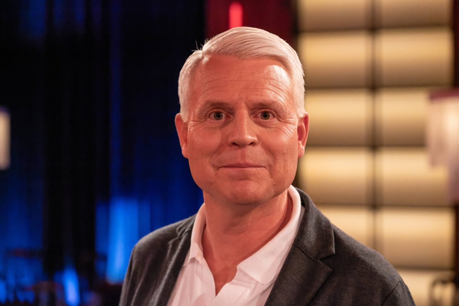 Guido Cantz lächelt als Gast in der WDR-Talkshow Kölner Treff