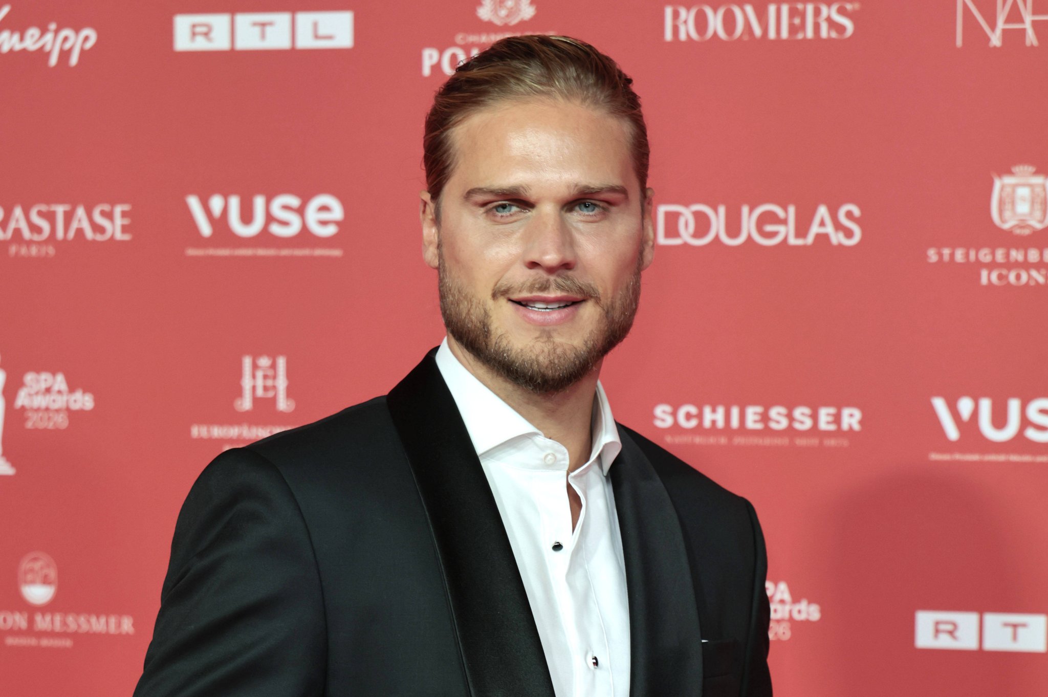 Rúrik Gíslason lächelt bei den Spa Awards 2026 in Baden-Baden in die Kamera