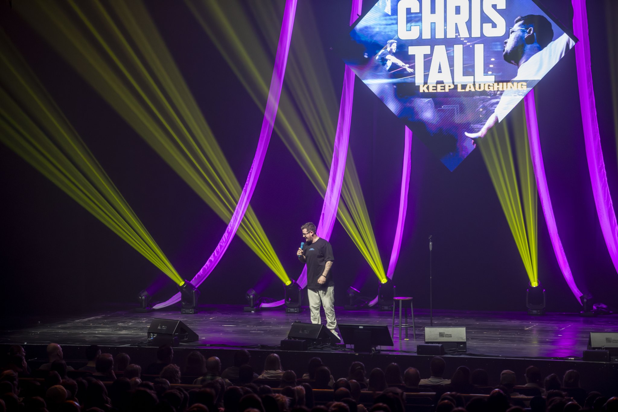 Comedian Chris Tall lächelnd bei einem Auftritt in Duisburg