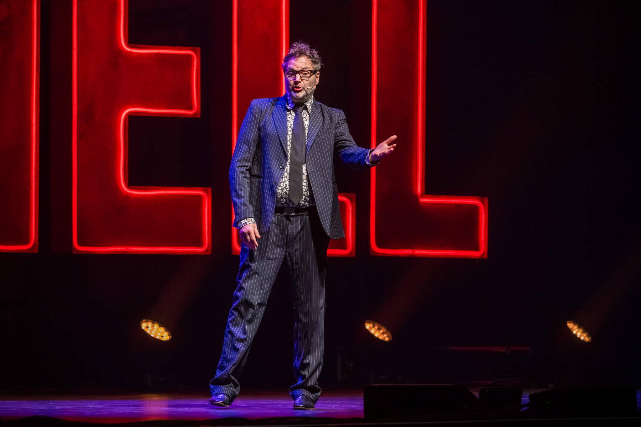 Comedian Paul Panzer auf der Bühne mit seinem Programm „Schöne neue Welt“ in Zwickau