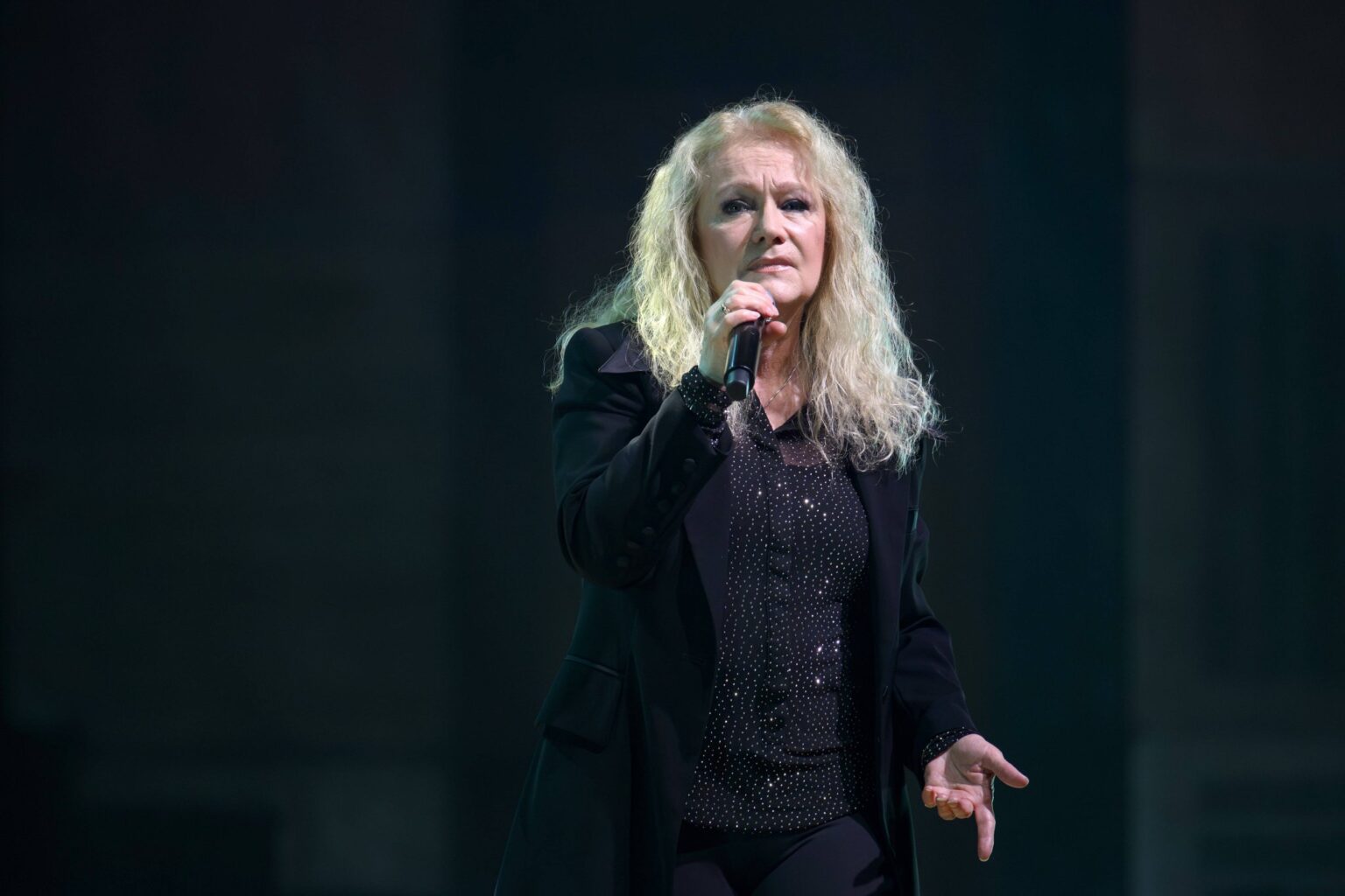 Schlagersängerin Nicole singt auf der Bühne der Meistersingerhalle Nürnberg
