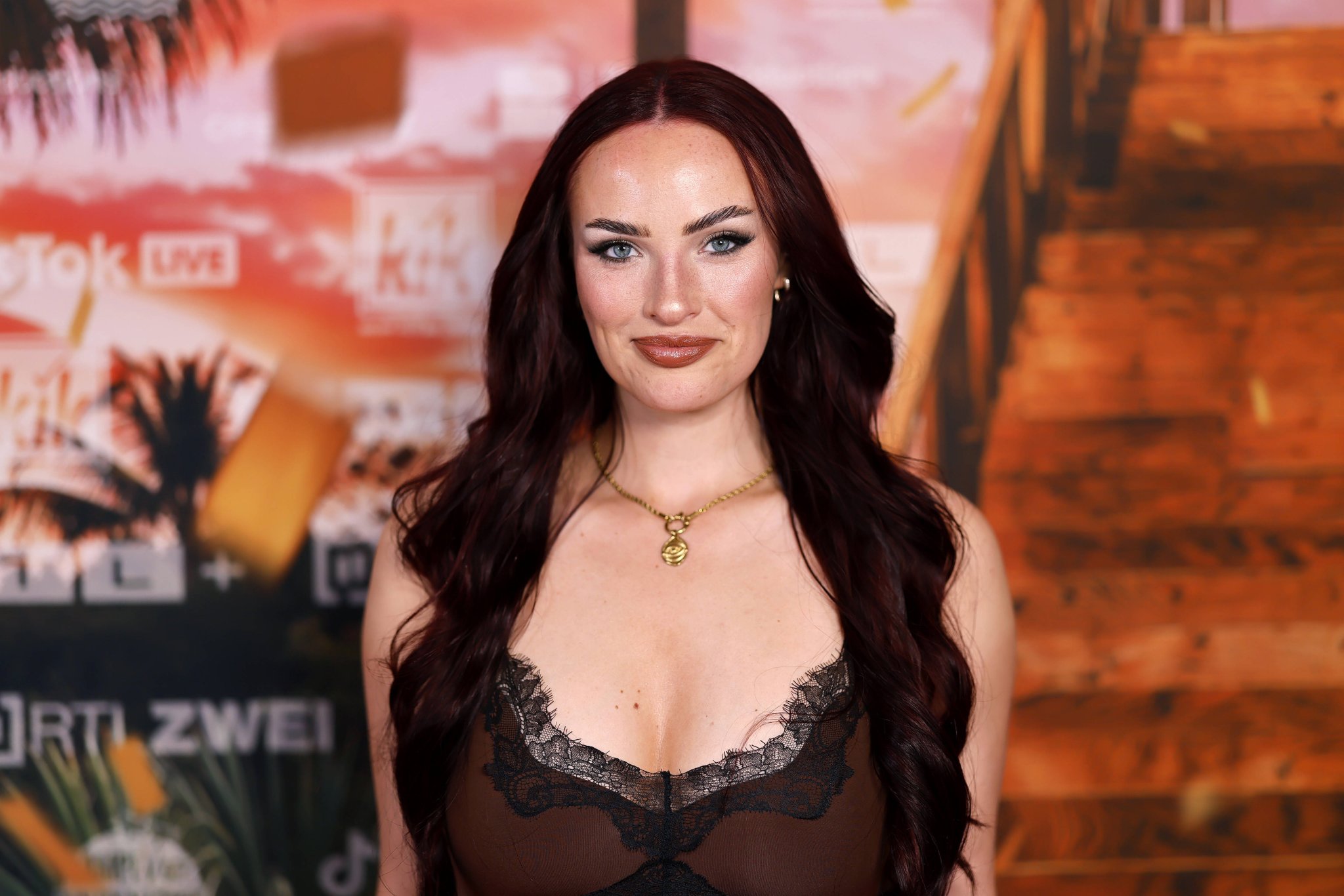 Paulina Ljubas auf dem roten Teppich beim Screening von Kampf der RealityAllstars in Köln