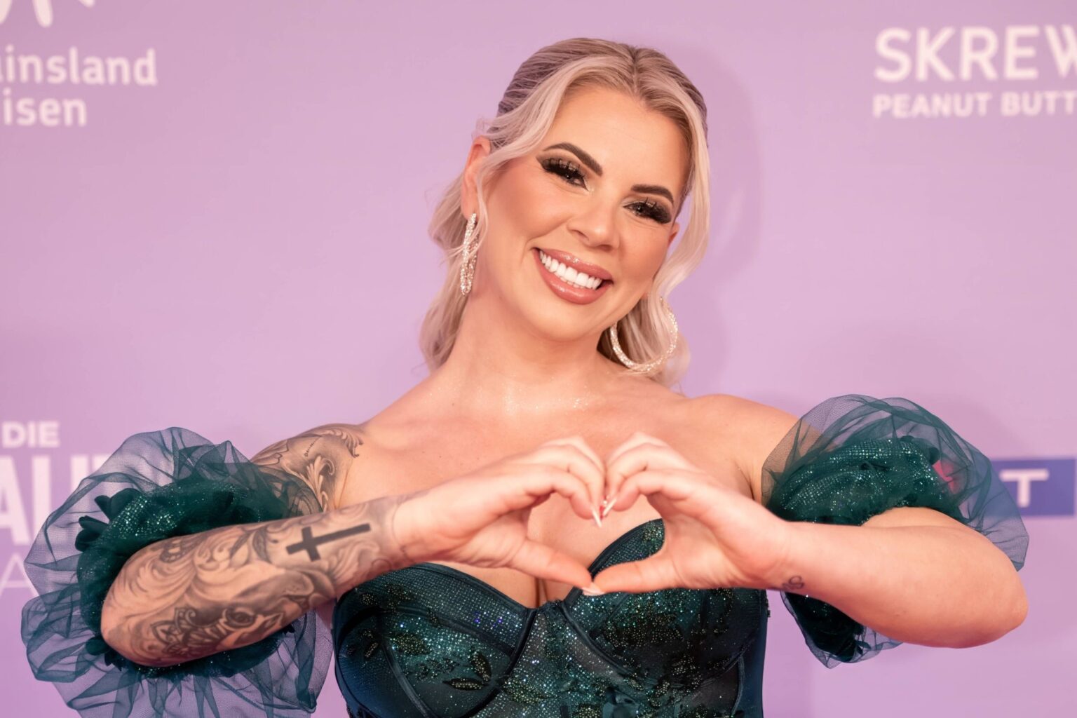 Jenny Frankhauser formt bei den RTL+ Reality Awards 2026 in Bonn mit den Händen ein Herz