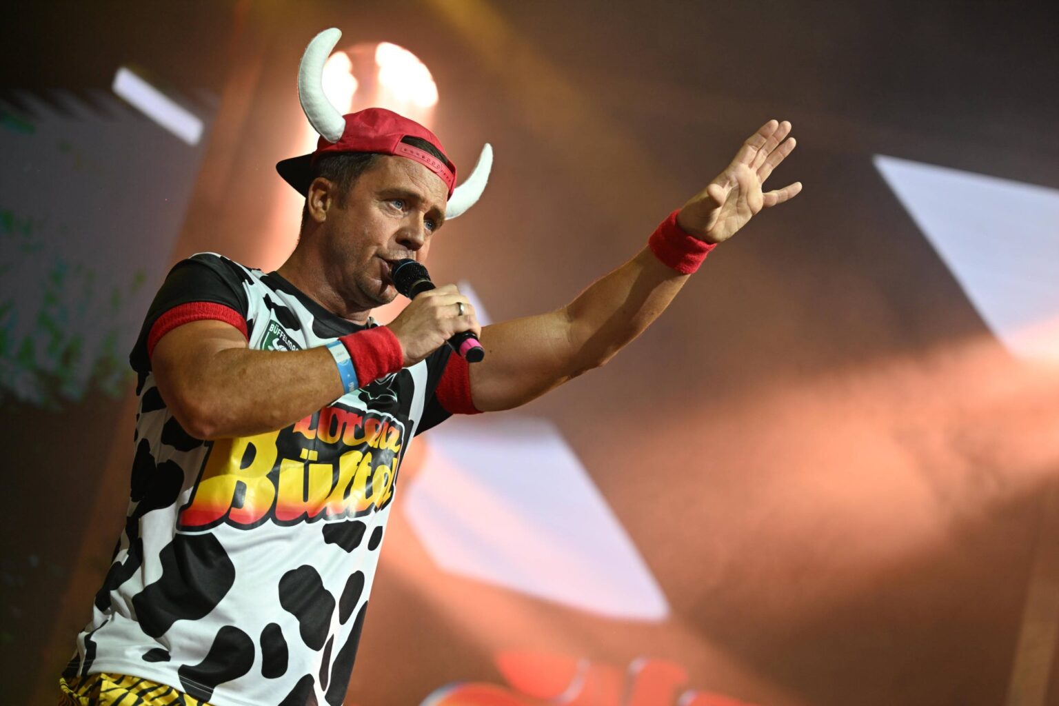 Lorenz Büffel mit Büffelhörnern auf der Bühne beim Megapark-Opening 2026 auf Mallorca