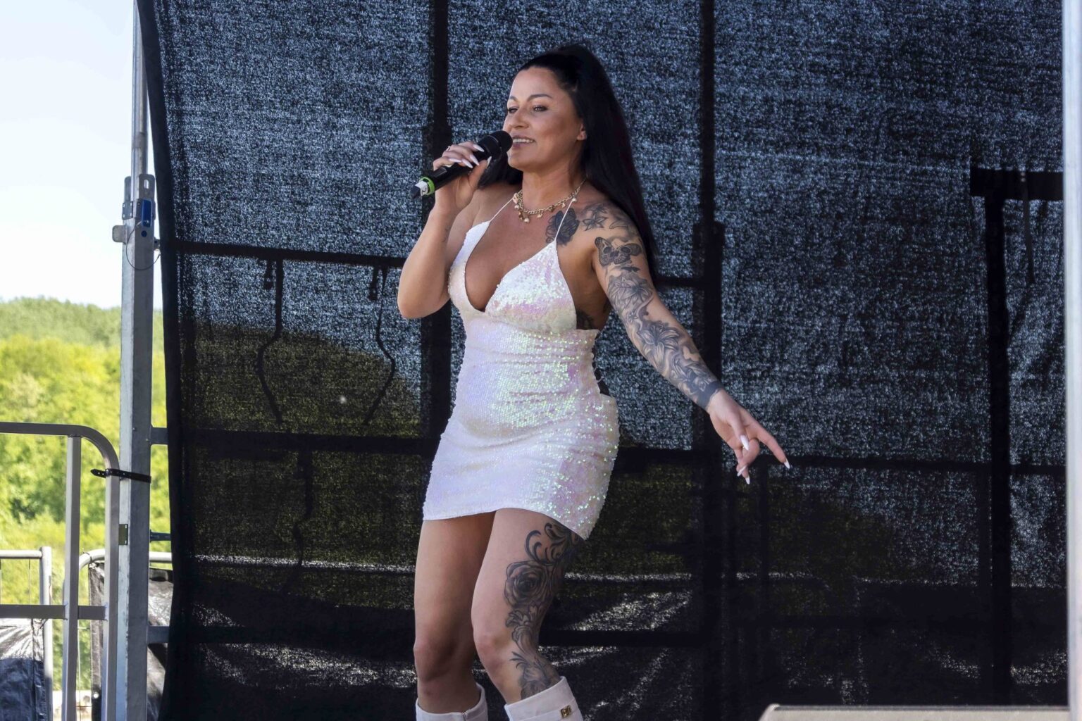 Jasmin Herren singt auf der Bühne beim Bild-Renntag in Gelsenkirchen