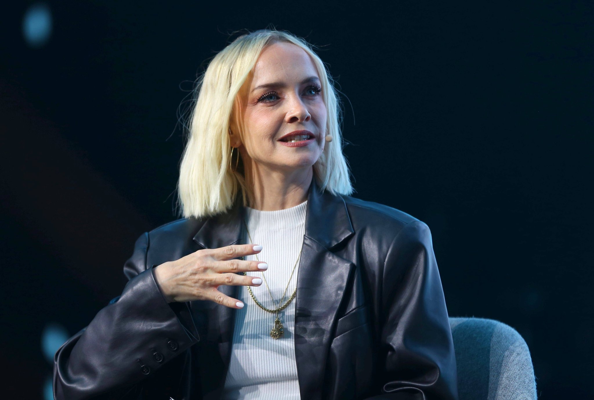 Janin Ullmann spricht auf einer Bühne beim OMR Festival 2026 in Hamburg