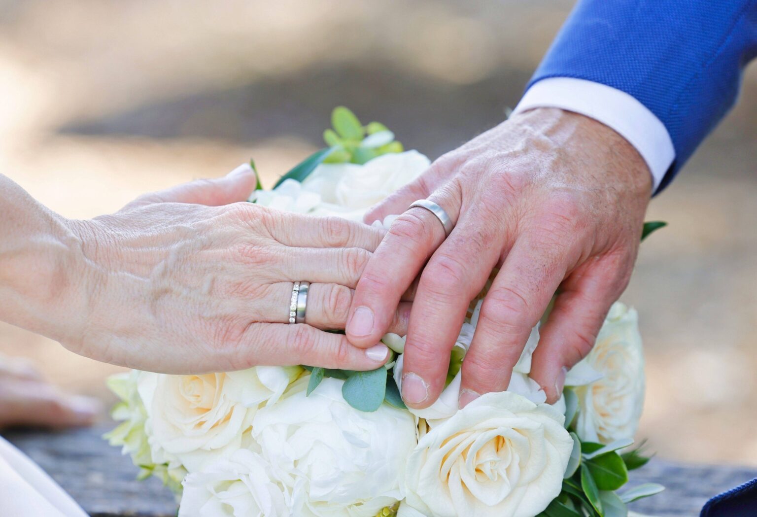 Brautpaar mit Eheringen – Symbolbild zur Hochzeit von Jenefer Riili und Daniel Wein