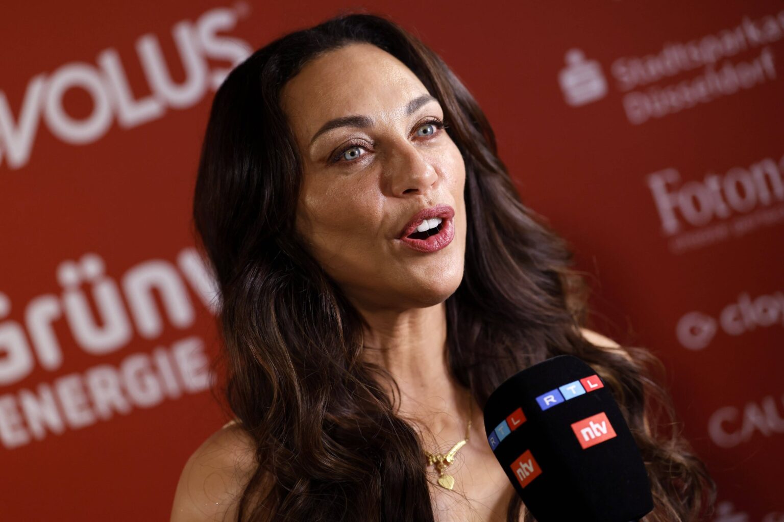 Lilly Becker spricht bei einer Spendengala in Düsseldorf