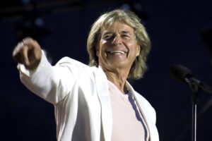 Hansi Hinterseer lacht und zeigt ins Publikum bei der Generalprobe zu „Wenn die Musi spielt“ 2026
