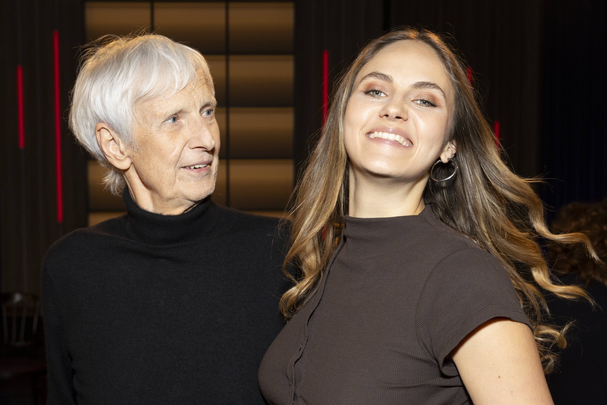 Elena Carrière und ihr Vater Mathieu Carrière lachen gemeinsam in der WDR-Talkshow Kölner Treff