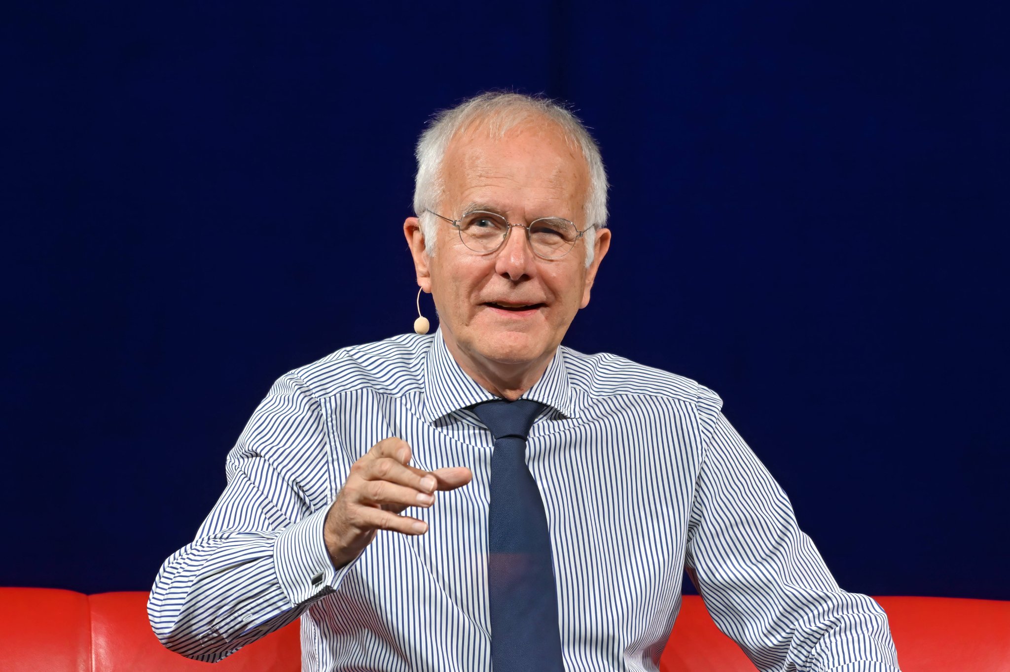 Harald Schmidt im blauen Hemd mit Krawatte auf der Bühne im Stadttheater Gmunden