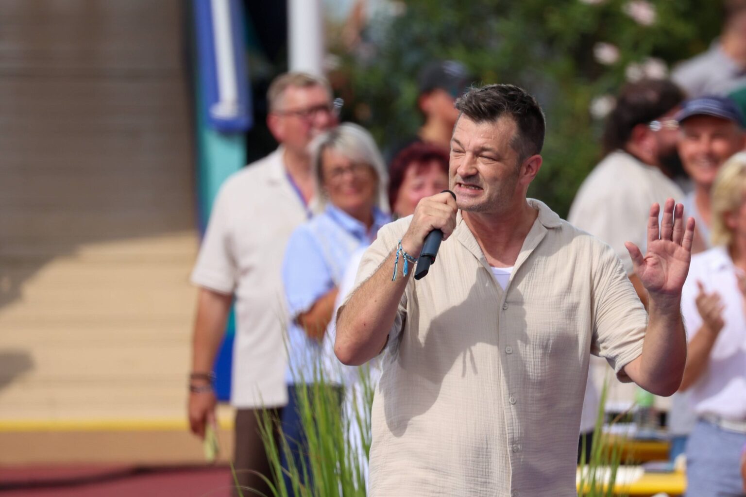 Achim Petry singt auf der Bühne bei „Immer wieder sonntags“ im Europa-Park Rust
