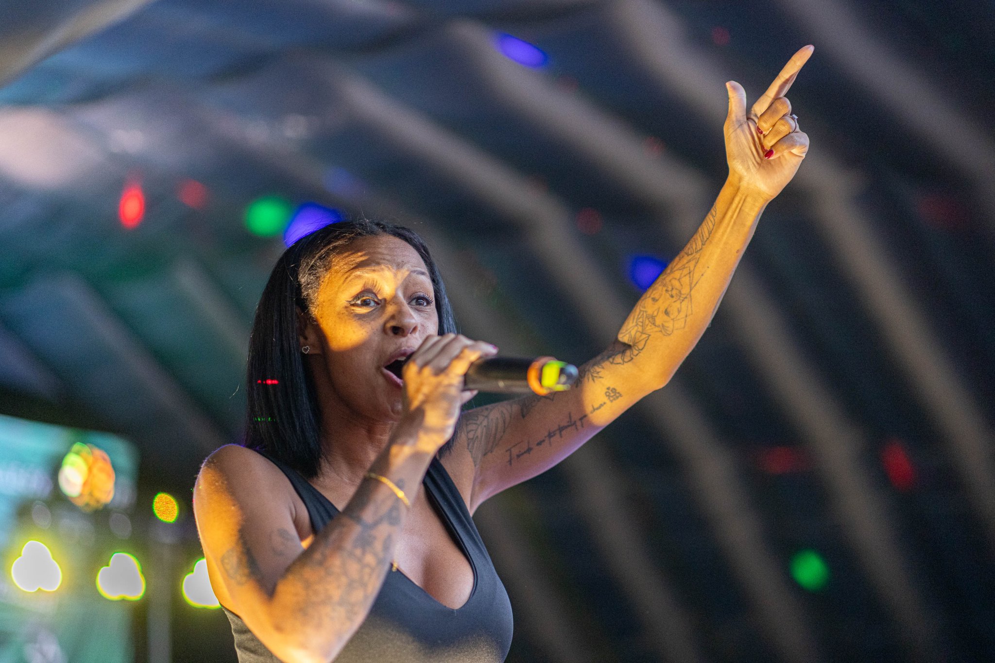 Malin Brown zeigt auf der Bühne in Moers mit dem Finger nach oben