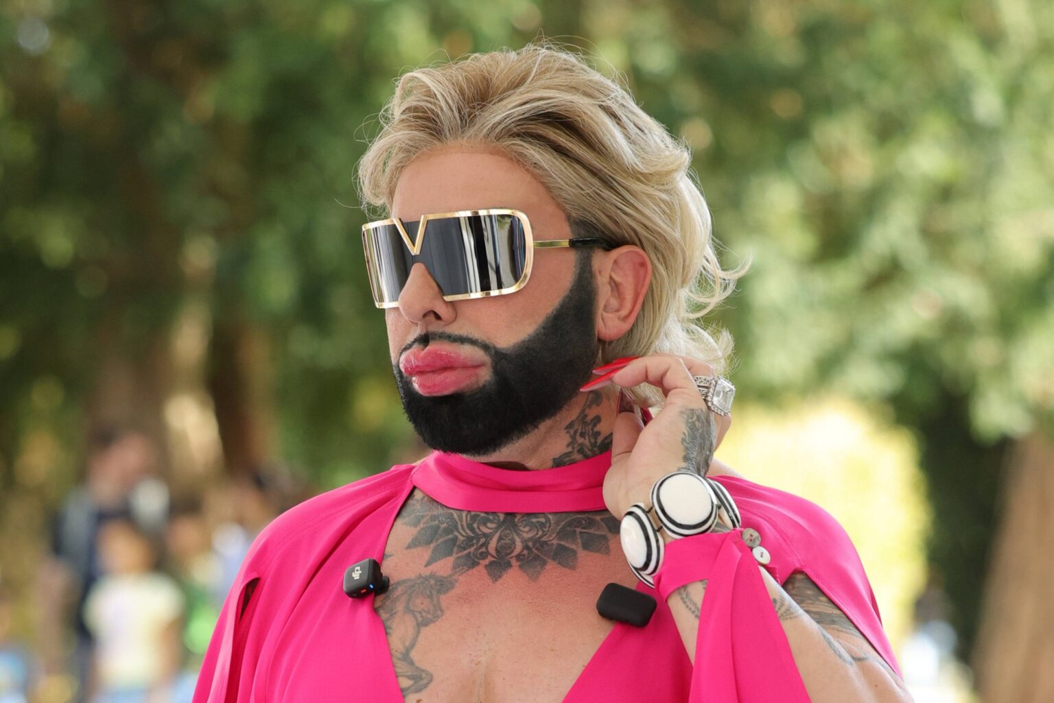 Harald Glööckler mit Sonnenbrille und pinkfarbenem Outfit bei der Basel Fashion Week 2026