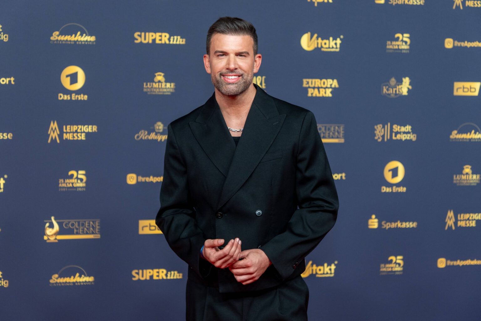 Jay Khan im schwarzen Anzug auf dem roten Teppich der Goldenen Henne 2026 in Leipzig