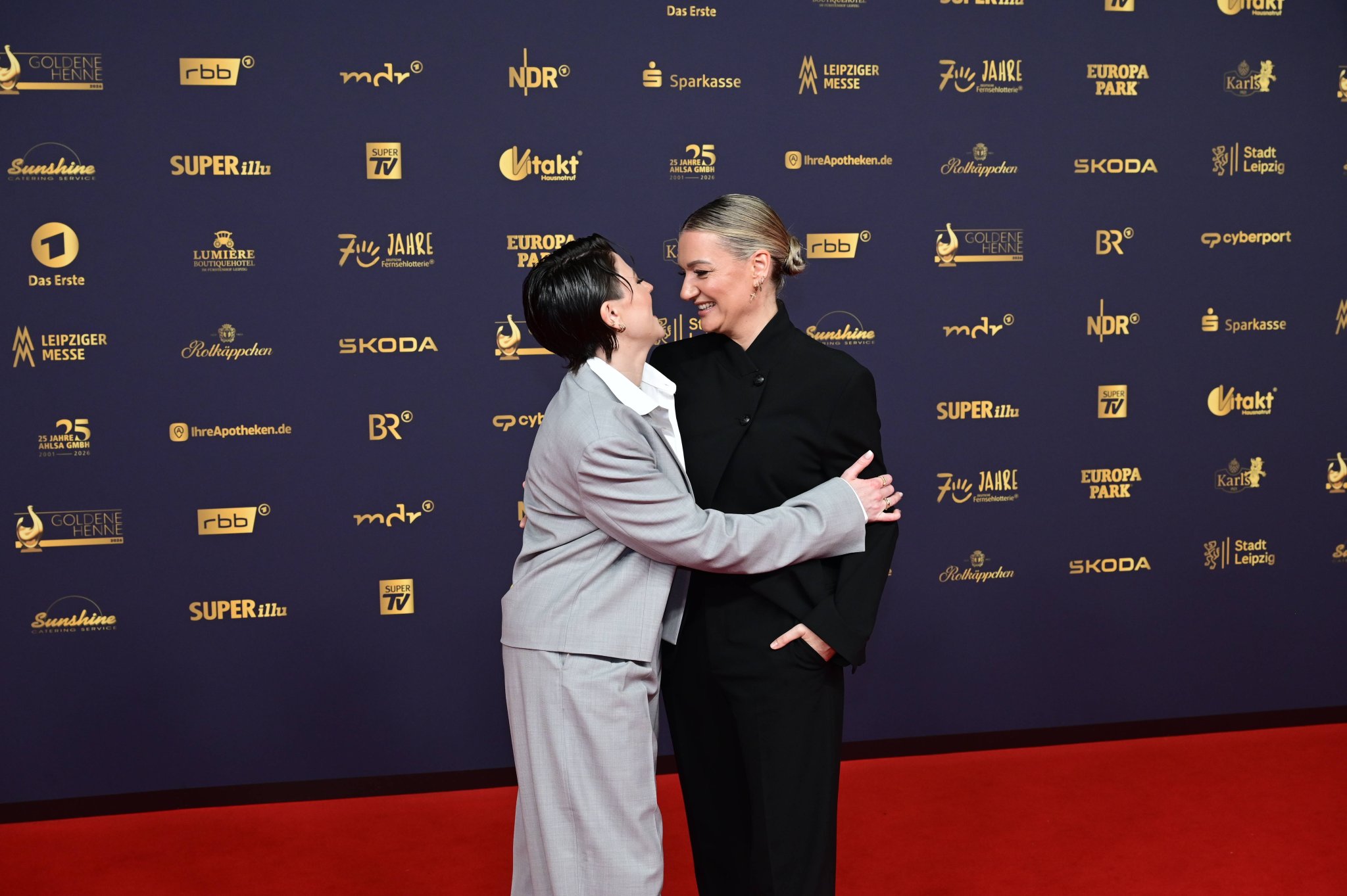 Juliette Schoppmann und ihre Ehefrau Tahnee Schaffarczyk bei der Goldenen Henne 2026 in Leipzig