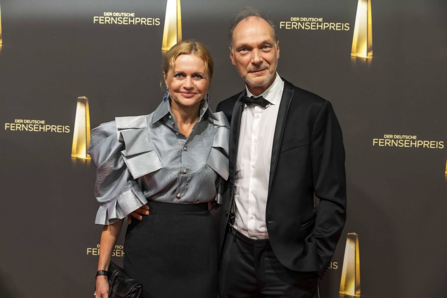 Martin Brambach und Ehefrau Christine Sommer lächelnd auf dem roten Teppich beim Deutschen Fernsehpreis 2026