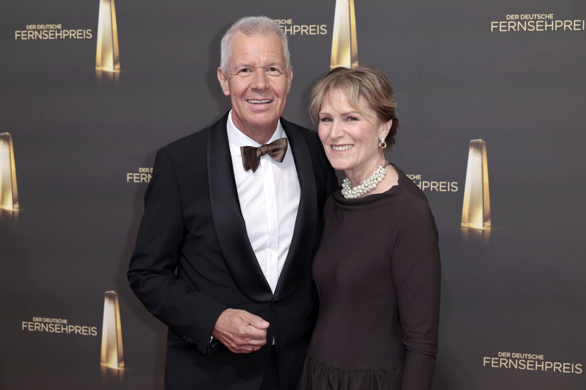 Peter Kloeppel und seine Ehefrau Carol auf dem roten Teppich des Deutschen Fernsehpreises 2026
