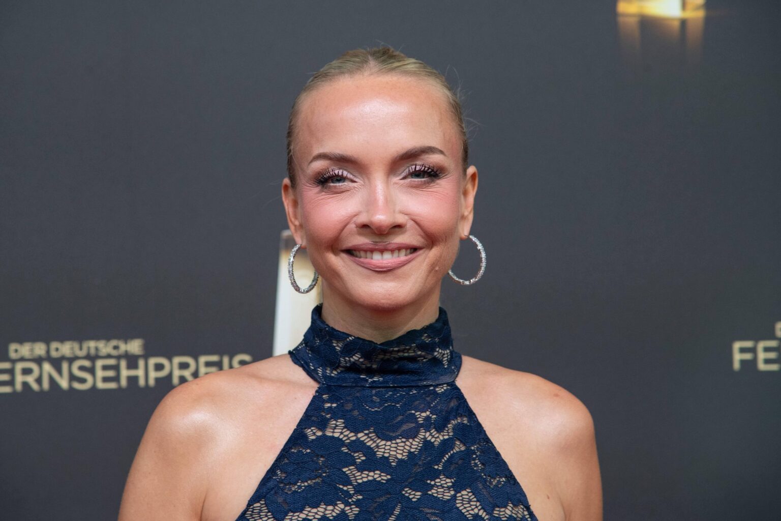 Janin Ullmann lächelt auf dem roten Teppich beim Deutschen Fernsehpreis 2026 in Köln