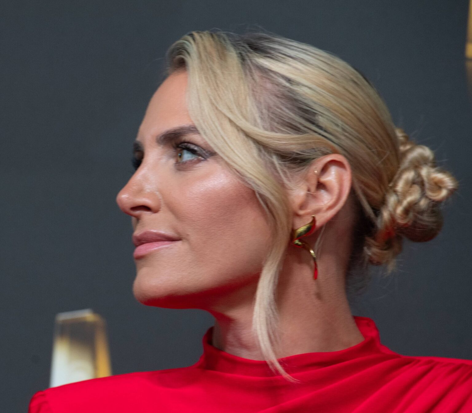 Sportmoderatorin Anna Kraft auf dem roten Teppich beim Deutschen Fernsehpreis 2026 in Köln