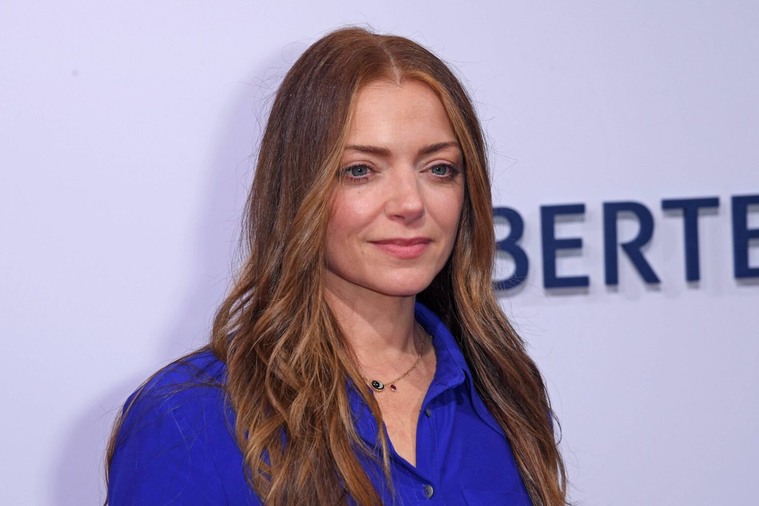 Anne Menden mit langen Haaren und blauer Bluse bei der Bertelsmann Party in Berlin