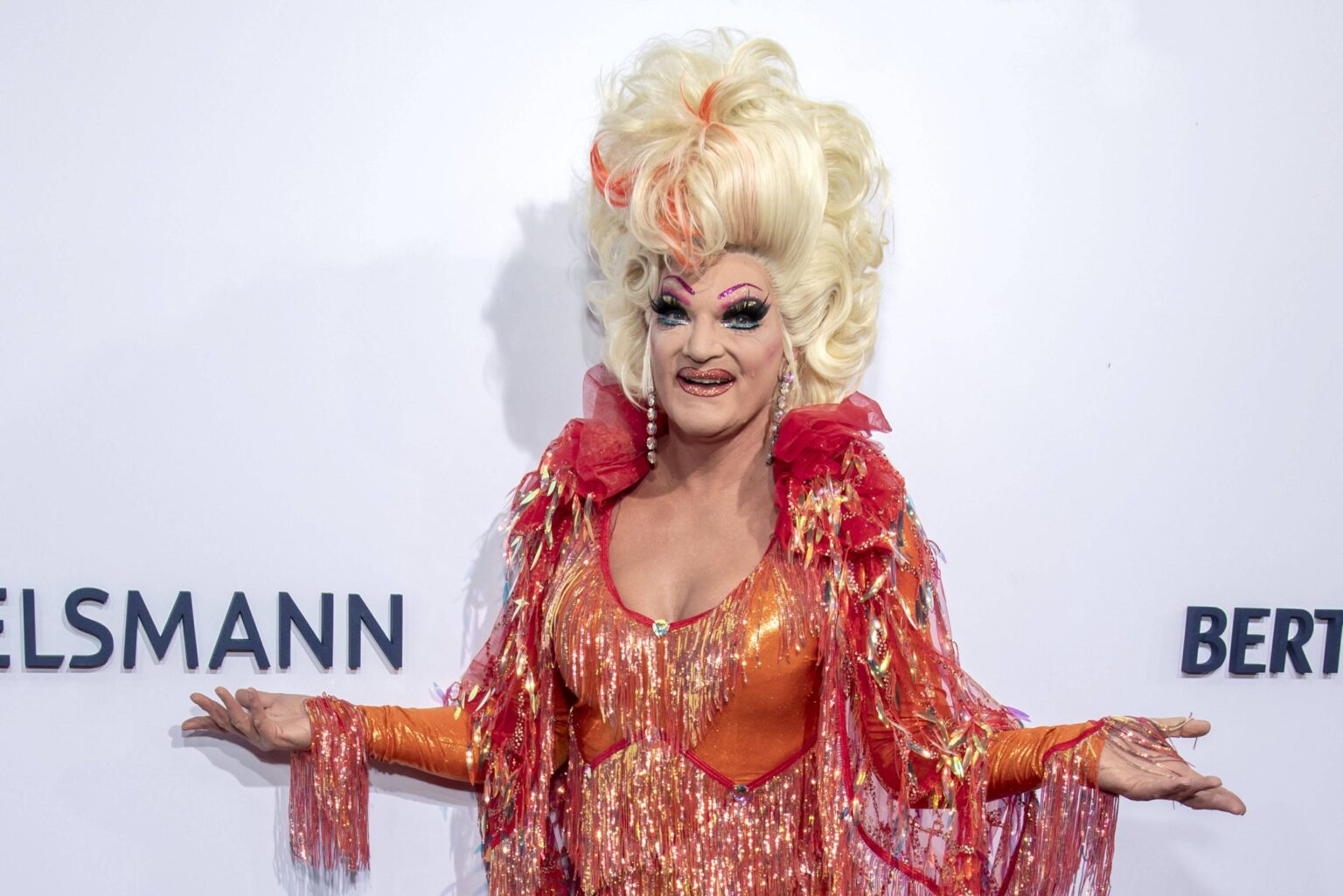 Dragqueen Olivia Jones im roten Kleid bei der Bertelsmann Party 2026 in Berlin