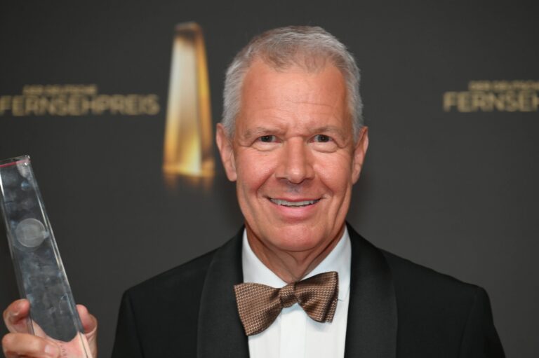 Peter Kloeppel lächelt mit dem Ehrenpreis beim Deutschen Fernsehpreis 2026 in Köln