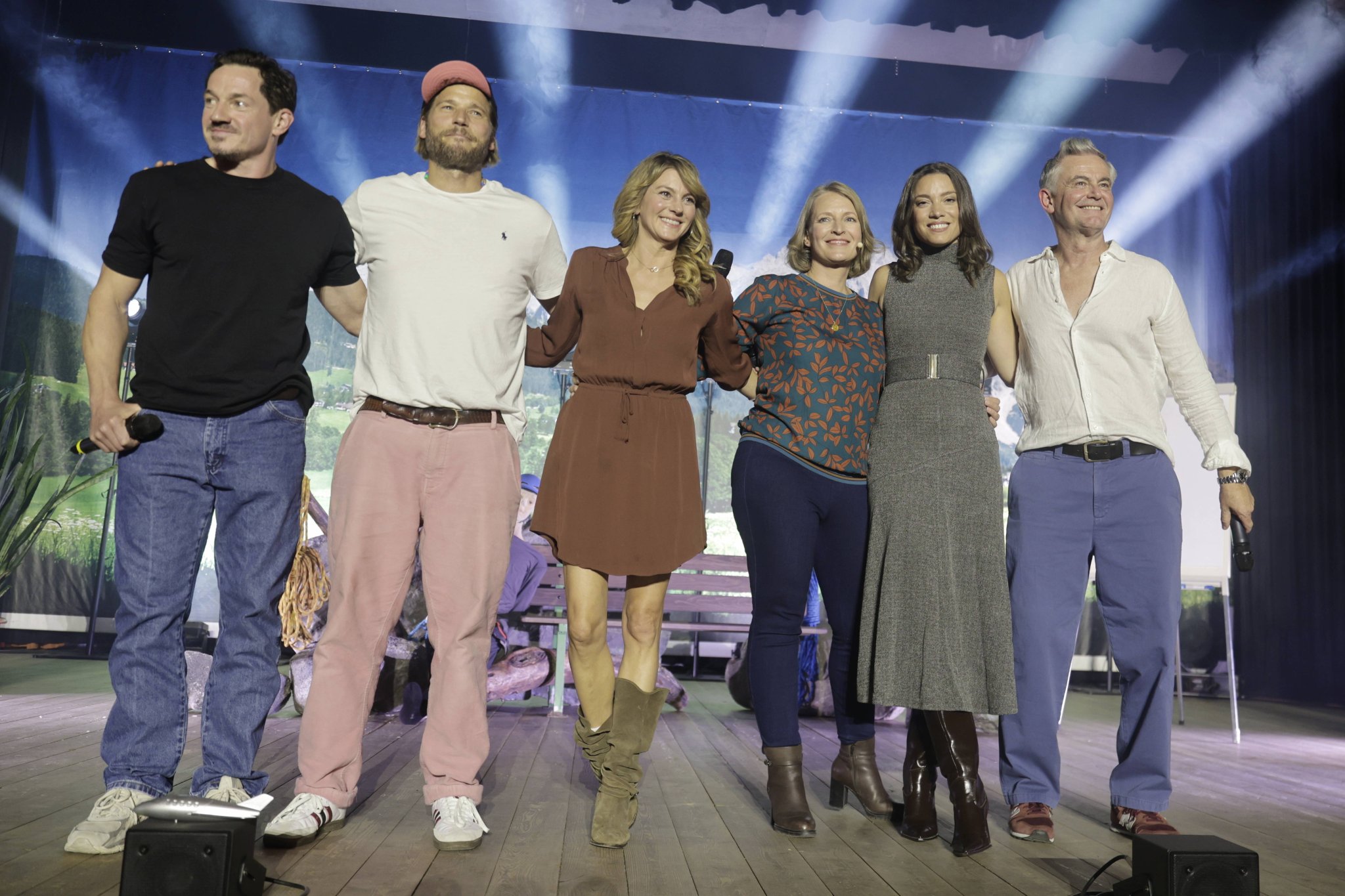 Markus Brandl, Sebastian Ströbel, Luise Bähr, Stefanie von Poser, Viktoria Ngotsé und Robert Lohr auf der Bühne bei der Bergretter-Fanwanderung in Ramsau