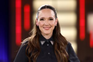 Carolin Kebekus lächelt bei der Jubiläumsausgabe 50 Jahre Kölner Treff in Köln