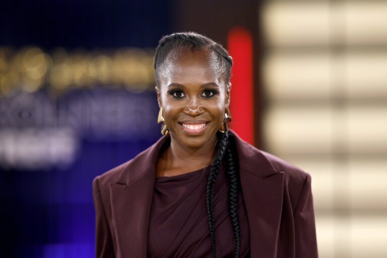 Motsi Mabuse lächelt bei der Jubiläumsausgabe des Kölner Treff im WDR-Studio in Köln