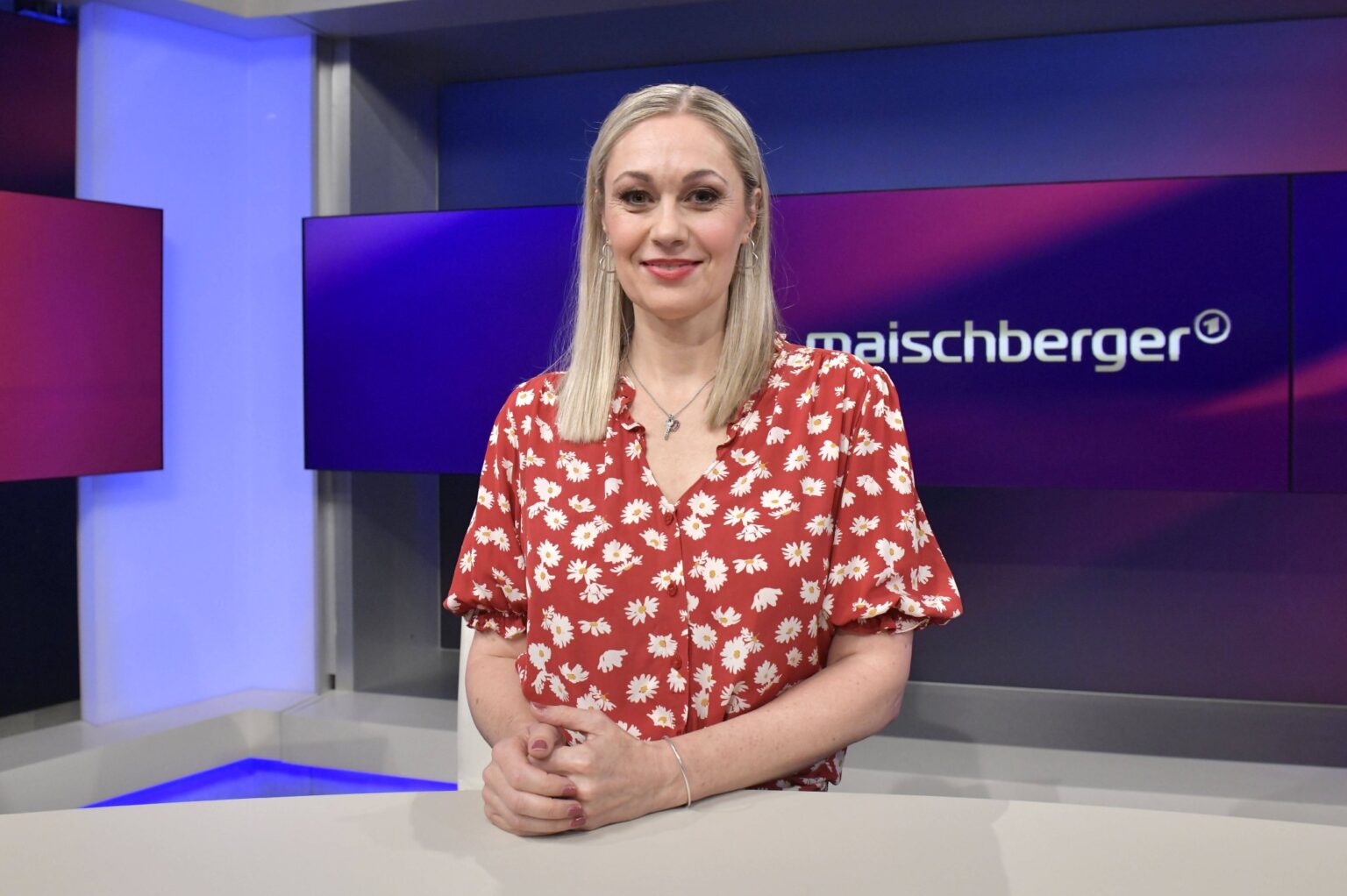 Ruth Moschner lächelt im Studio der ARD-Talkshow maischberger in Berlin
