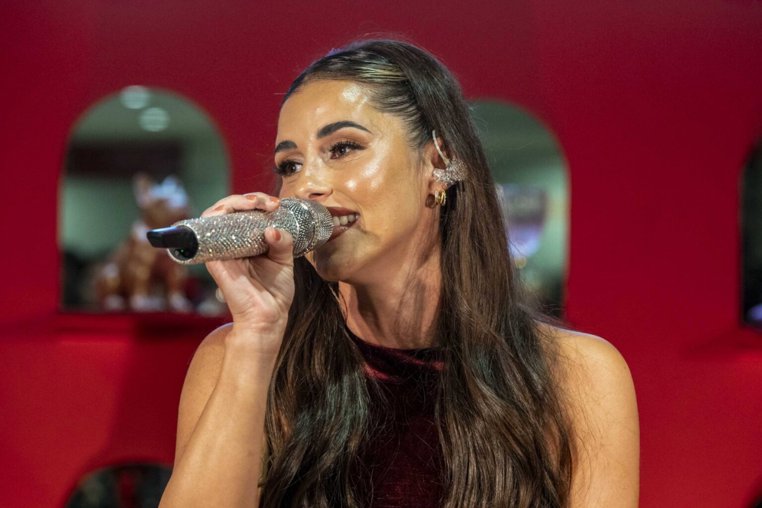 Sarah Engels singt mit glitzerndem Mikrofon bei einem Auftritt in Berlin