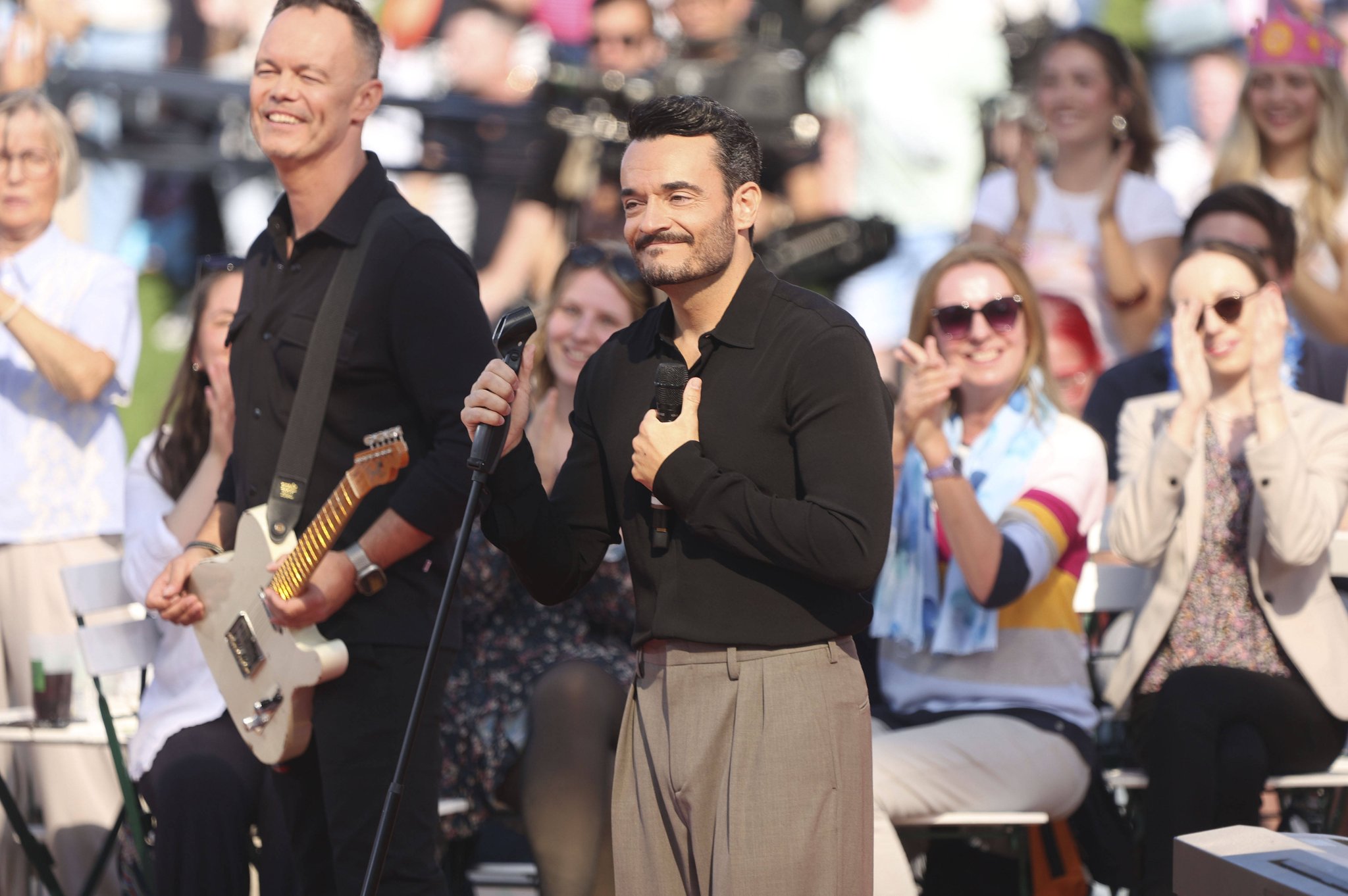 Giovanni Zarrella lächelt mit der Hand auf dem Herzen beim ZDF-Fernsehgarten in Mainz