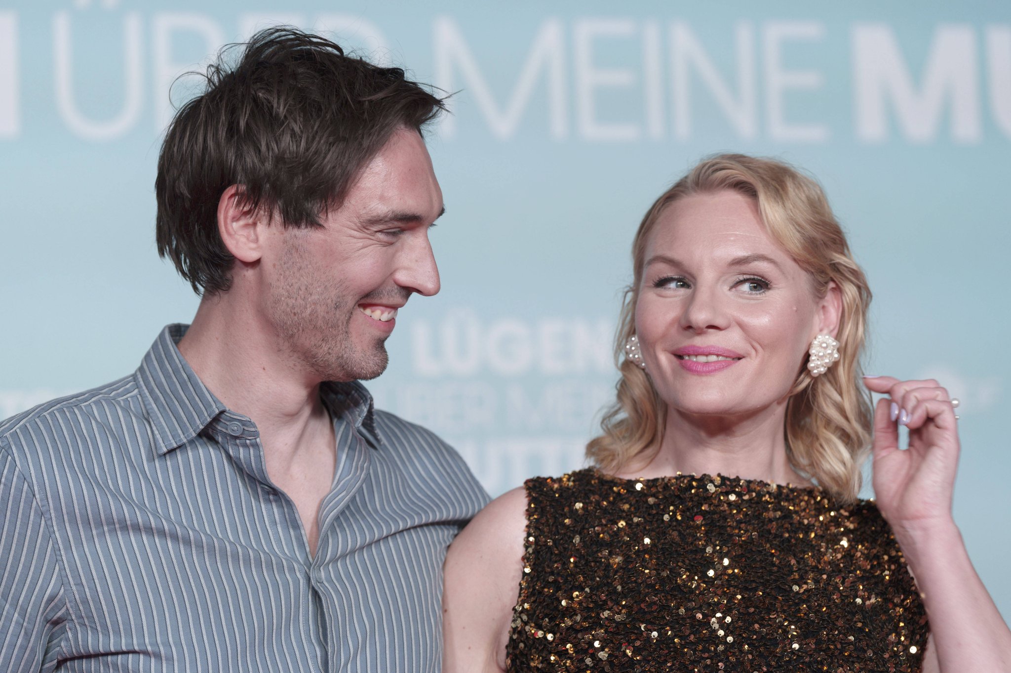 Rosalie Thomass mit ihrem Partner Aron Lehmann bei einer Filmpremiere in München