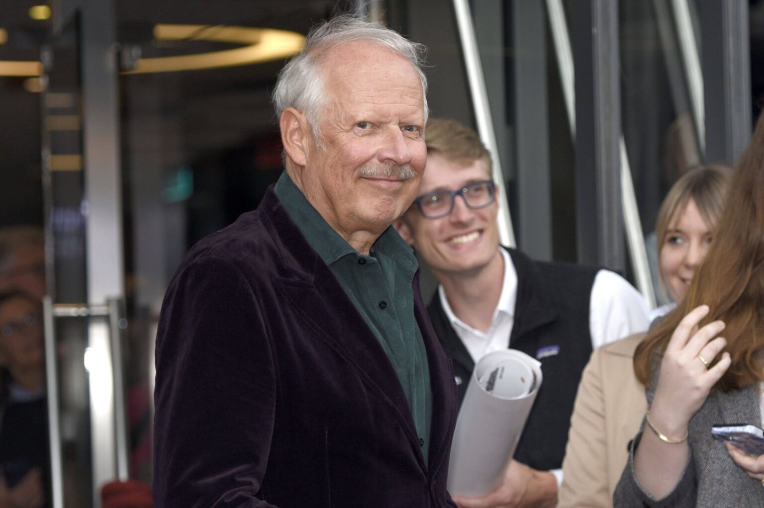 Axel Milberg lächelnd bei der Premiere von Die dritte Hochzeit auf dem Filmfest Hamburg 2026