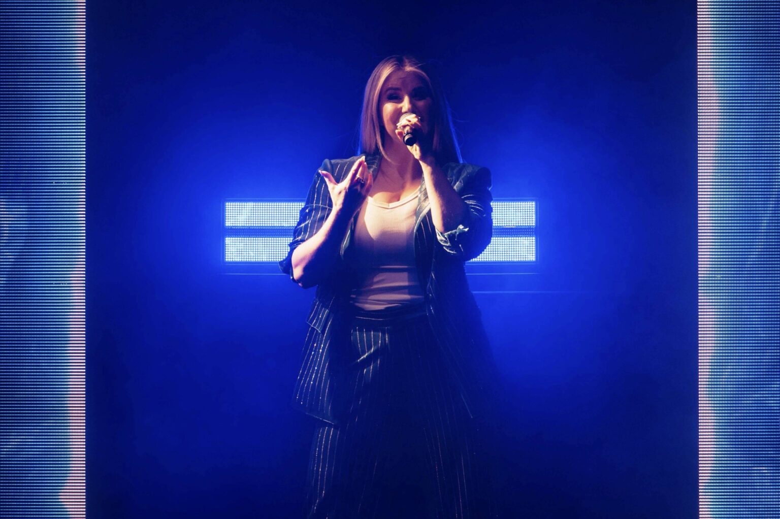 Beatrice Egli singt live auf der Bühne ihrer Tour „Tanzen – Lachen – Leben“ in Erfurt