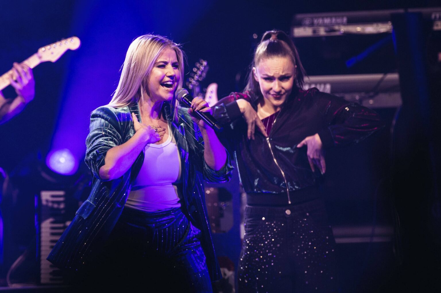Beatrice Egli singt live auf der Bühne ihrer Tour „Tanzen – Lachen – Leben“ in Erfurt