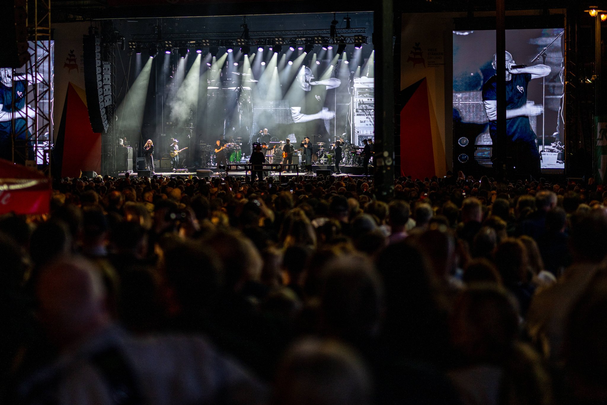 Publikum vor der beleuchteten Bühne beim Konzert der Fantastischen Vier in Bremen