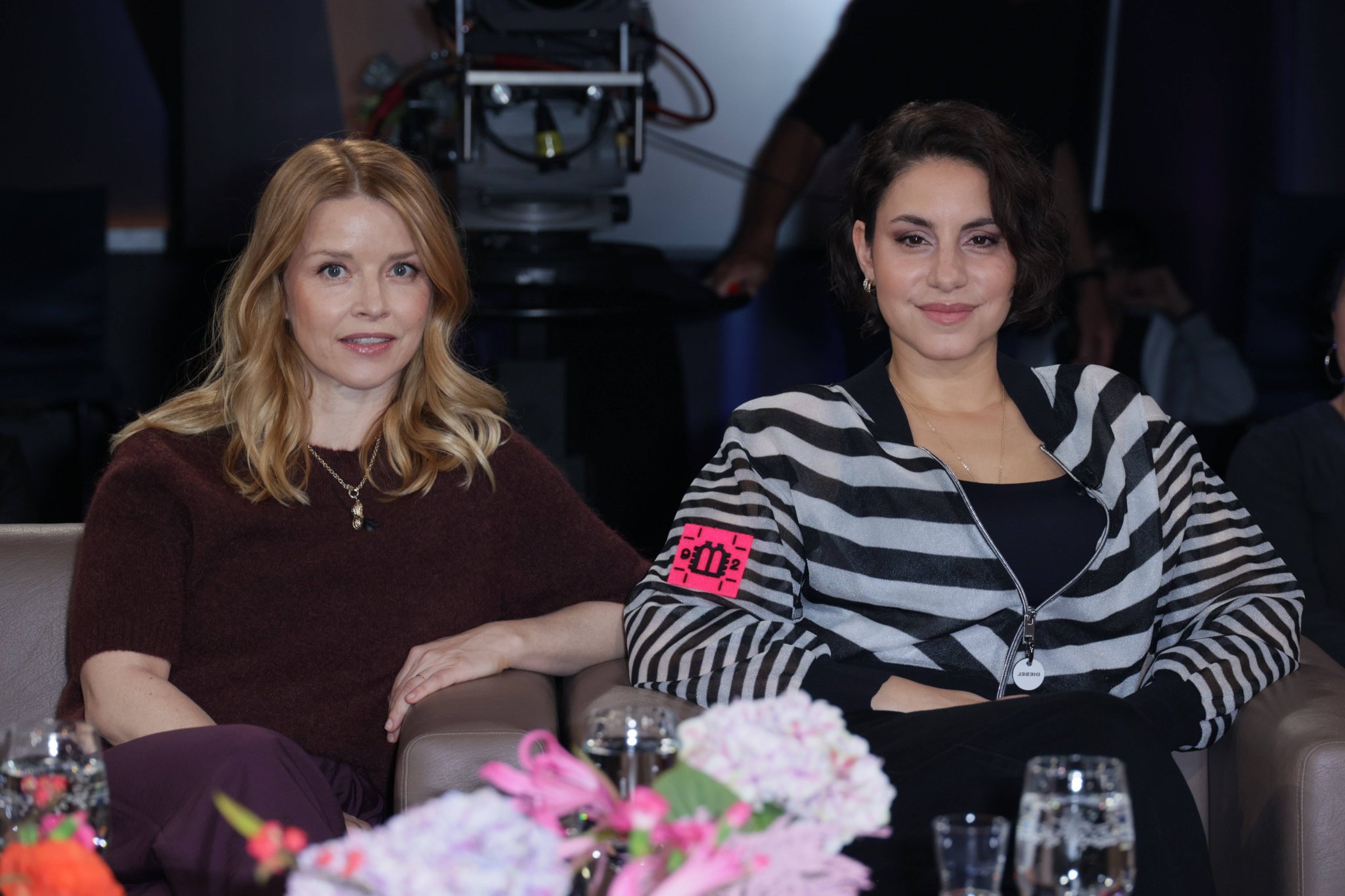 Karoline Schuch und Almila Bagriacik bei der Aufzeichnung der NDR Talk Show