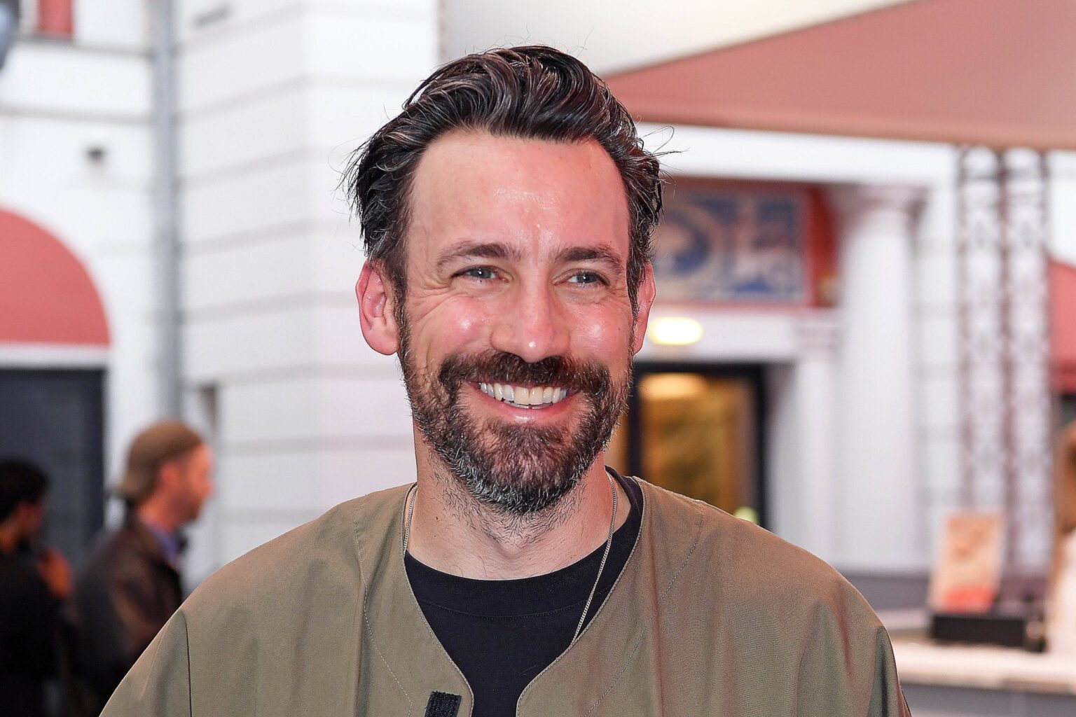 Moderator Jan Köppen bei der About You Opera Fashion Show im Berliner Admiralspalast
