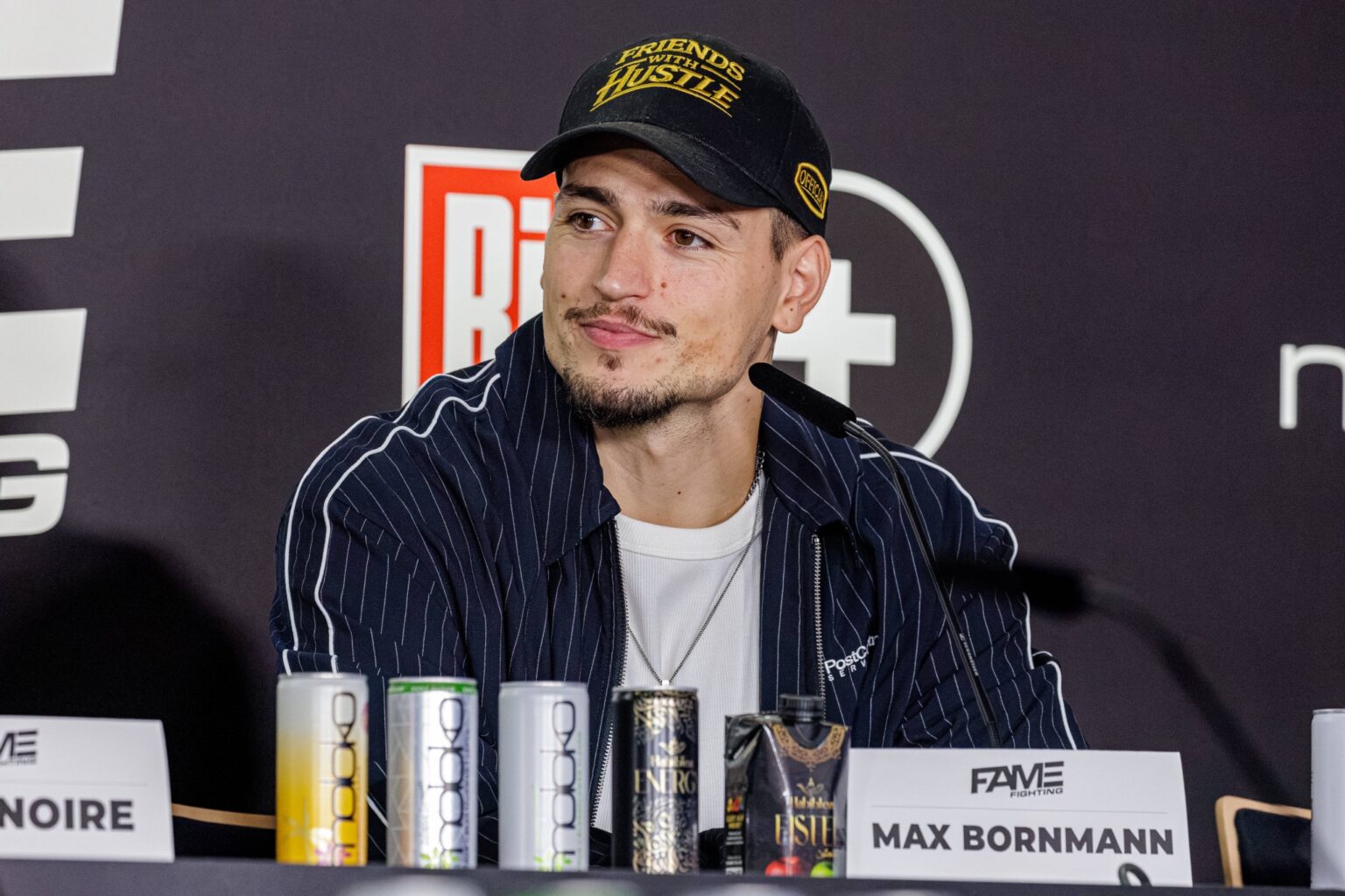 Max Bornmann mit Cap bei der Pressekonferenz zu Fame Fighting 4 in Essen