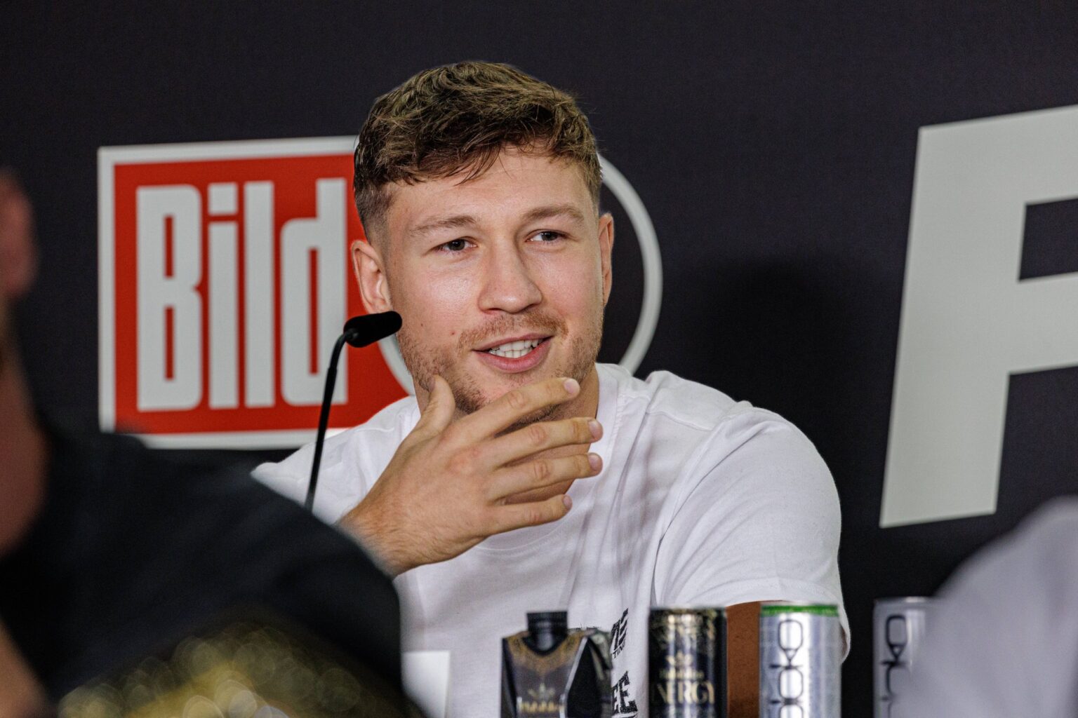 Oliver Ginkel lächelt bei der Pressekonferenz zu Fame Fighting 4 in Essen