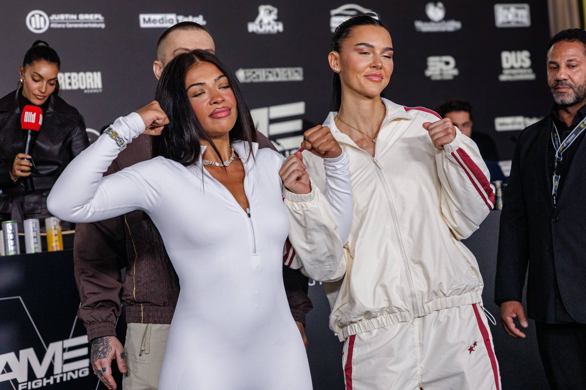 Hati Suarez und Nelly Noire beim Face-off auf der Fame-Fighting-Pressekonferenz in Essen