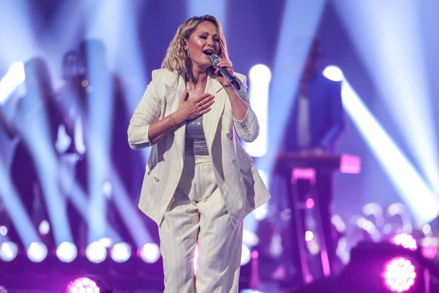 Helene Fischer mit neuer schulterlanger Frisur im weißen Hosenanzug beim Schlagerbooom 2026 in Dortmund