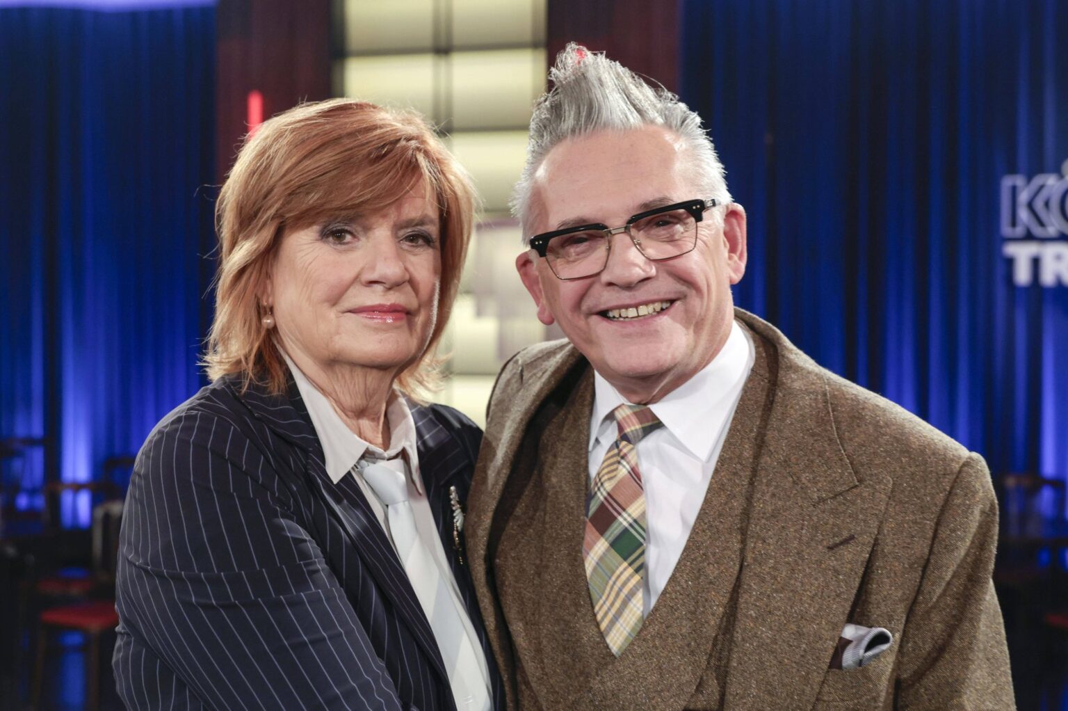 Christine Westermann und Götz Alsmann lächeln gemeinsam im Studio des Kölner Treff