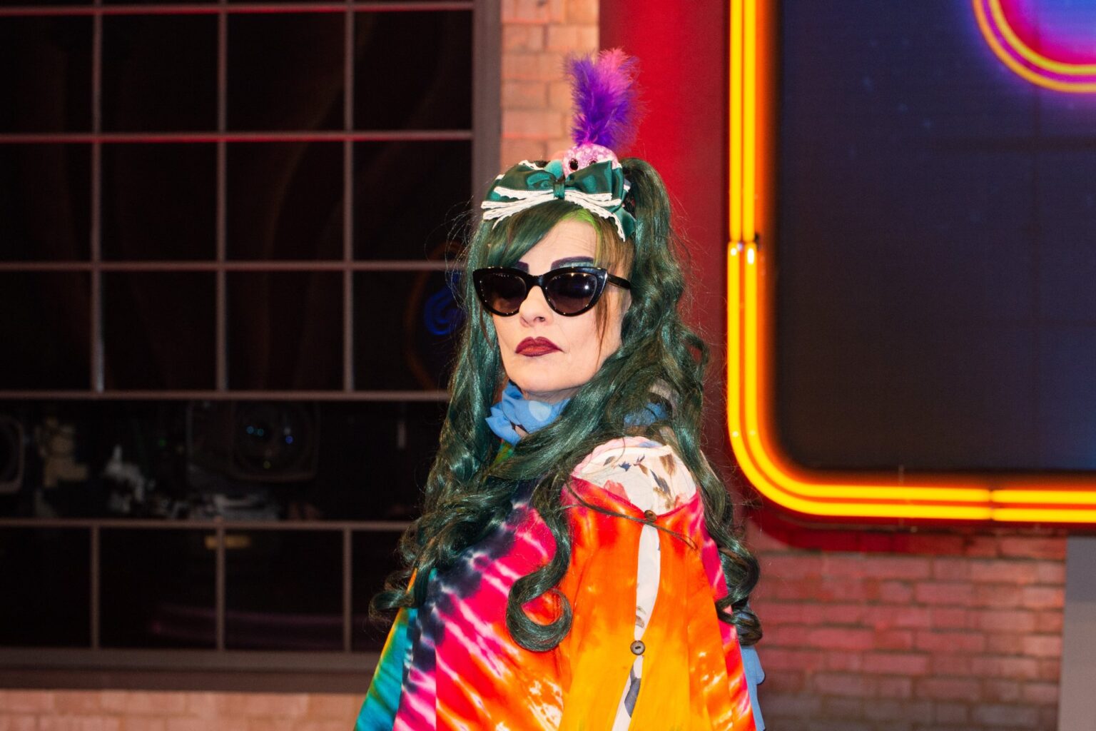 Nina Hagen mit Sonnenbrille und buntem Outfit beim Fototermin in Hamburg 2019